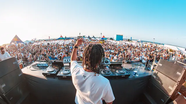 Festival en la playa visto desde la cabina, con el público al frente